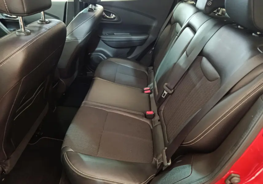 Banquette arrière en cuir noir vue côté droit du Renault Kadjar Intens rouge, avec ceinture de sécurité et appuie-tête.