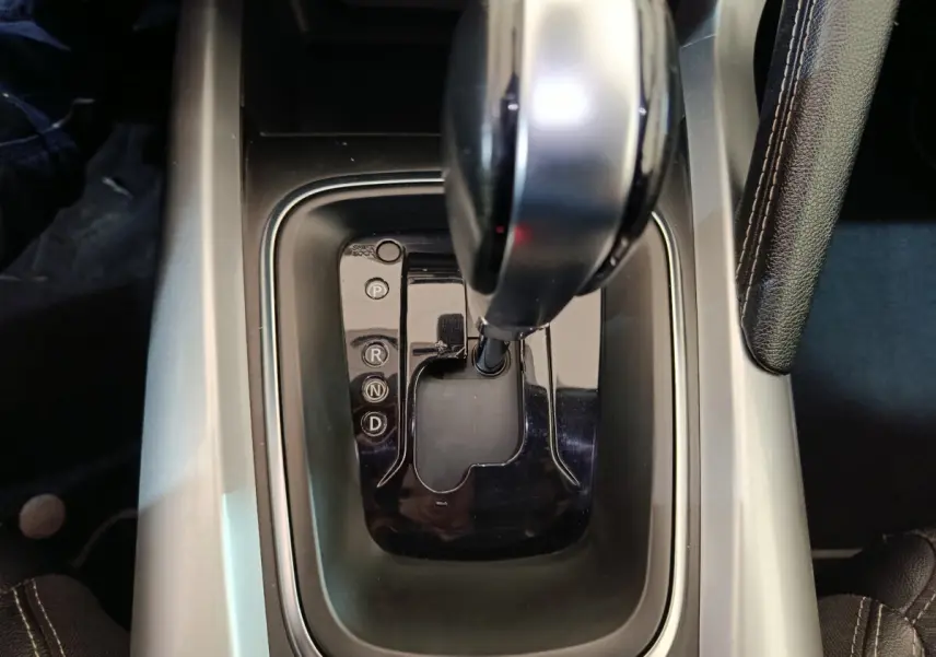 Gros plan sur la commande de la boîte automatique noire du Renault Kadjar Intens Energy TCe 130 EDC de 2017.