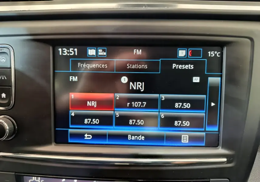 Écran tactile central du Renault Kadjar Intens rouge de 2017 affichant les presets radio FM à 13h51.
