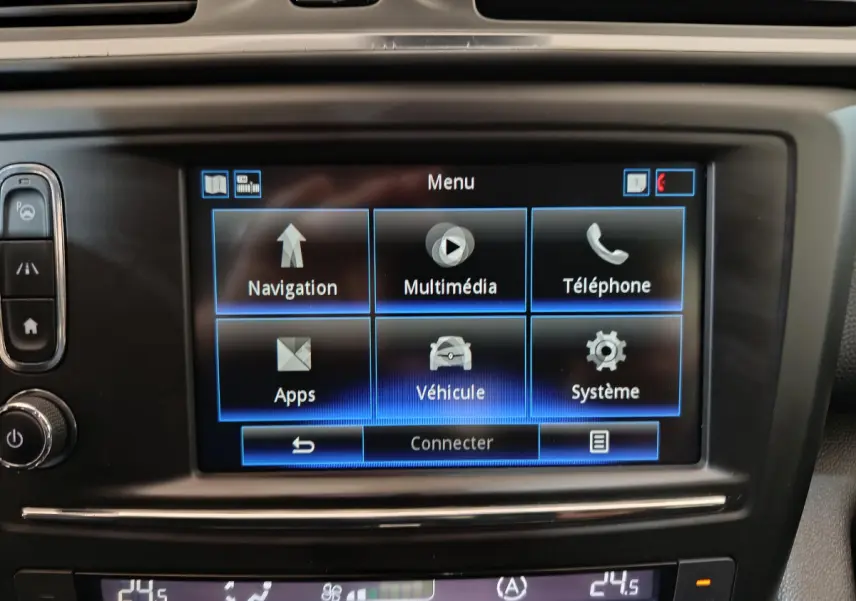 Écran tactile central du Renault Kadjar Intens Energy TCe 130 affichant le menu multimédia et navigation.