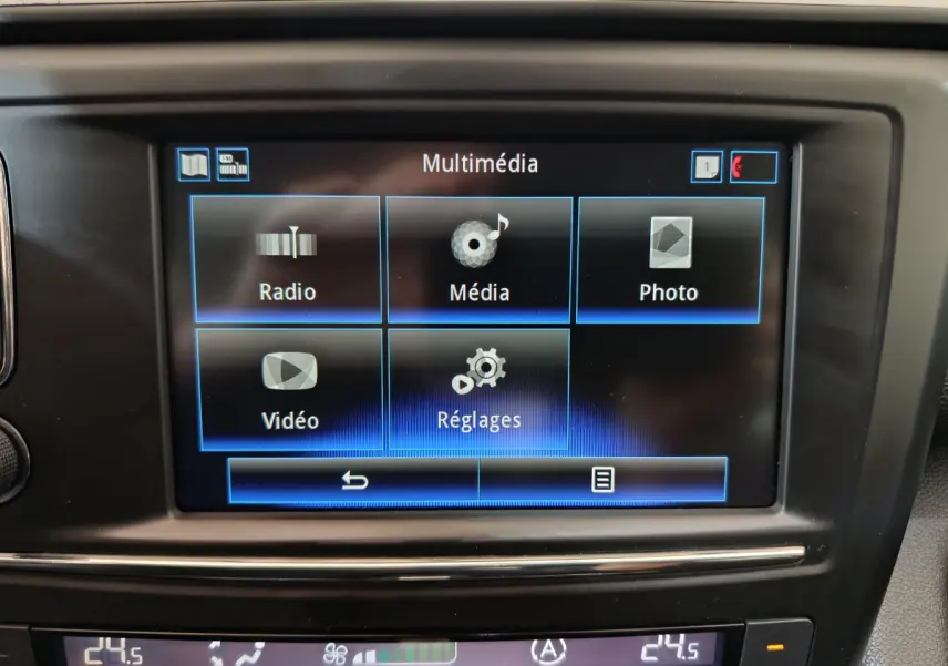 Écran tactile multimédia affichant les options radio, média, photo, vidéo et réglages dans un Renault Kadjar rouge de 2017.