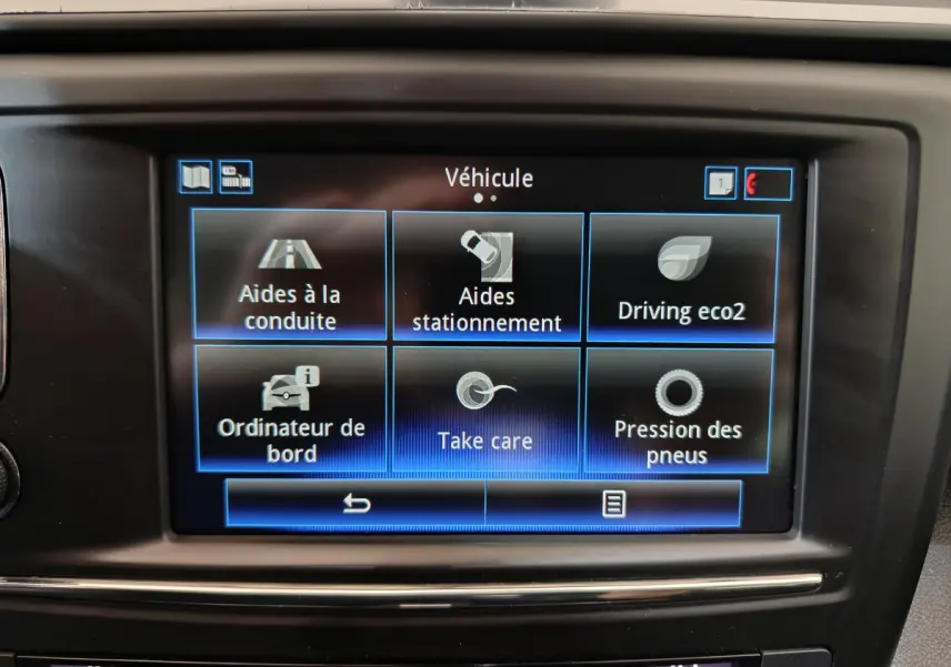 Écran tactile central du Renault Kadjar Intens rouge de 2017 affichant les menus d'aides à la conduite et stationnement.