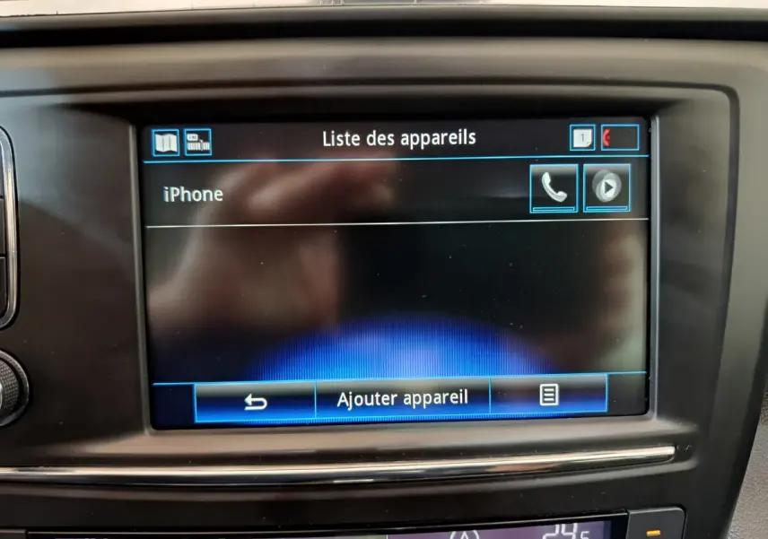 Écran tactile central du Renault Kadjar Intens rouge de 2017 affichant la liste des appareils Bluetooth, vue intérieure frontale.