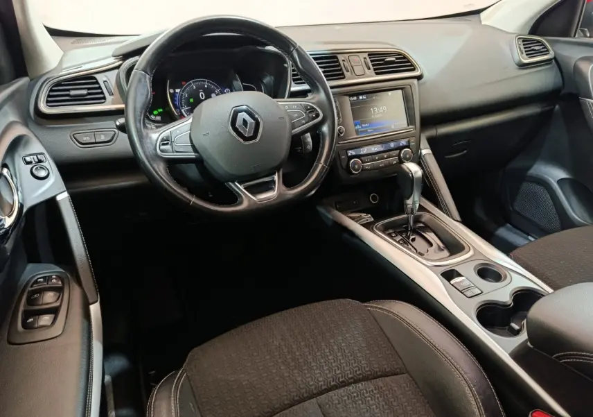Intérieur Renault Kadjar Intens 2017 vu côté conducteur, volant cuir et console centrale avec écran tactile.