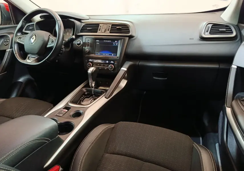 Intérieur noir du Renault Kadjar Intens 2017, vue de profil droit sur tableau de bord et console centrale avec écran tactile.