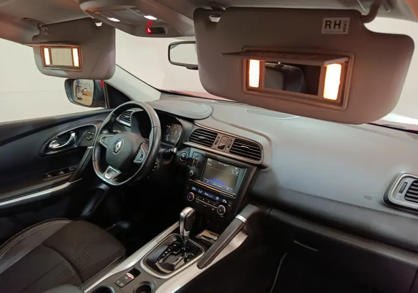 Intérieur Renault Kadjar Intens 2017 vu côté conducteur, tableau de bord noir avec écran tactile et volant cuir.