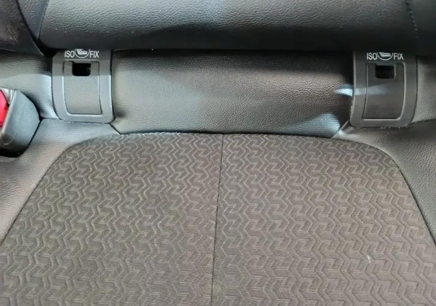 Gros plan sur la banquette arrière noire avec fixation ISOFIX du Renault Kadjar Intens 2017.