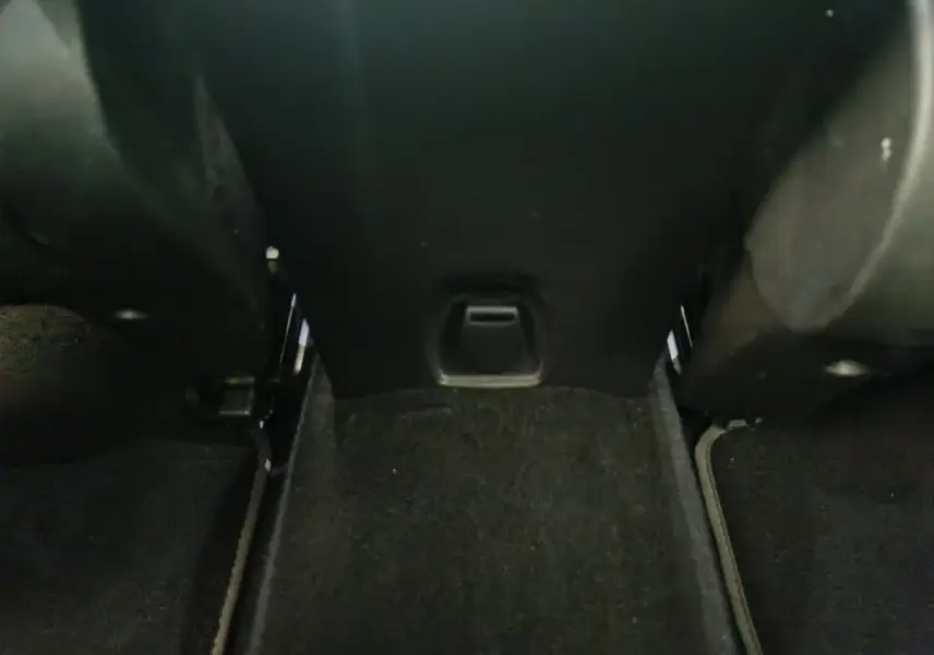 Détail de la moquette noire au sol entre les sièges arrière du Renault Kadjar Intens rouge de 2017.