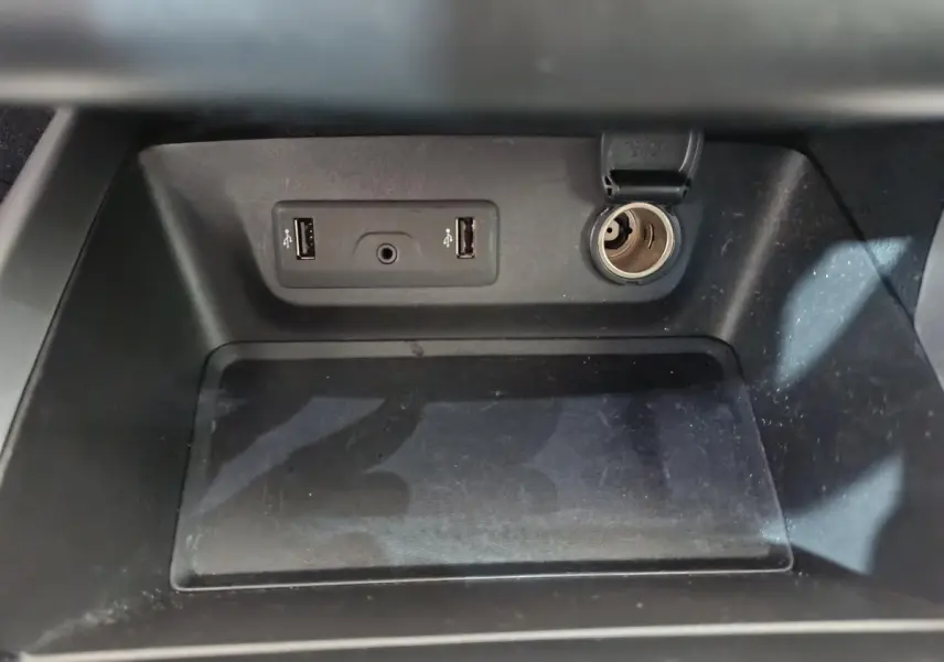 Gros plan sur la prise 12V et les ports USB dans le compartiment avant du Renault Kadjar Intens rouge 2017