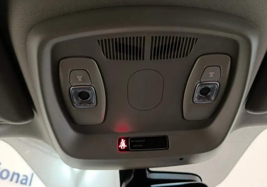 Plafonnier intérieur gris avec éclairages et témoin airbag passager allumé dans Renault Kadjar rouge 2017