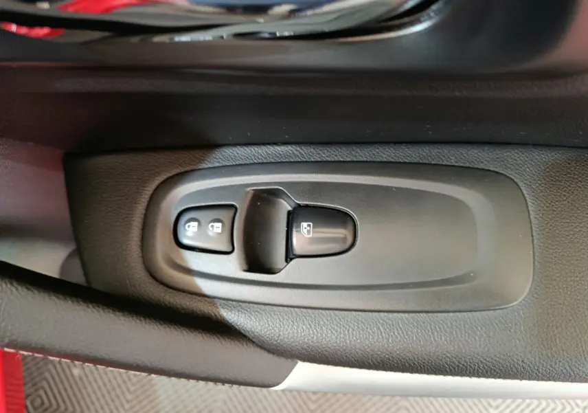 Gros plan sur les commandes de verrouillage et lève-vitre côté conducteur du Renault Kadjar rouge 2017.