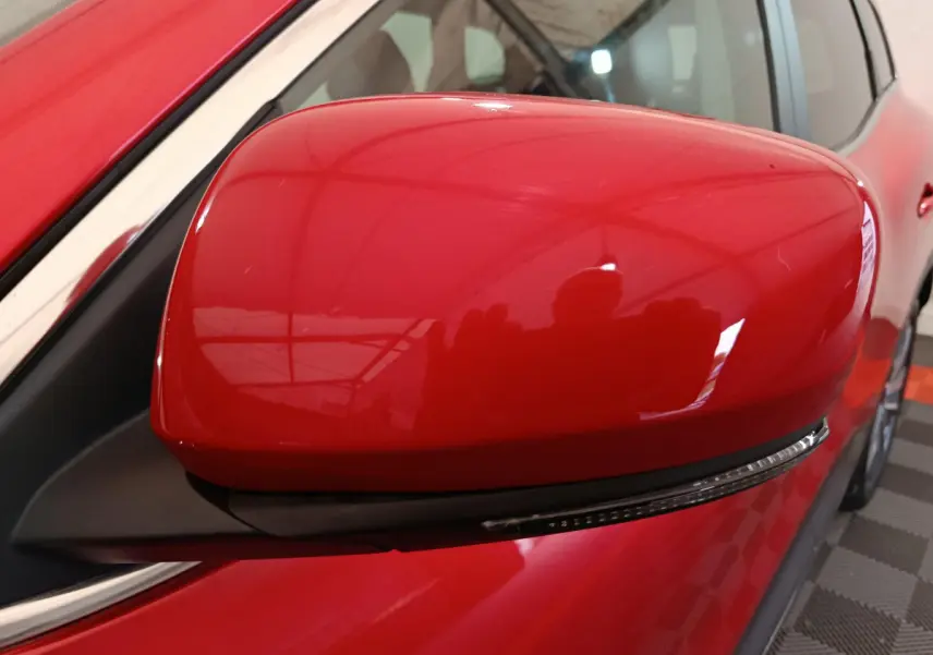 Rétroviseur droit rouge brillant du Renault Kadjar Intens 2017, avec clignotant intégré visible en gros plan.