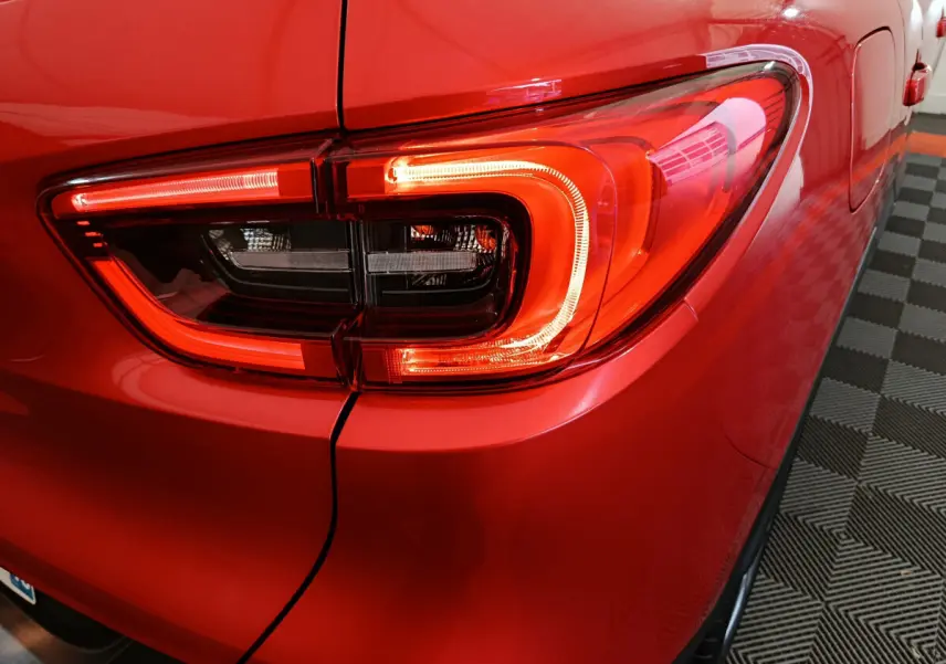 Gros plan sur le feu arrière gauche rouge vif du Renault Kadjar Intens Energy TCe 130 EDC de 2017.