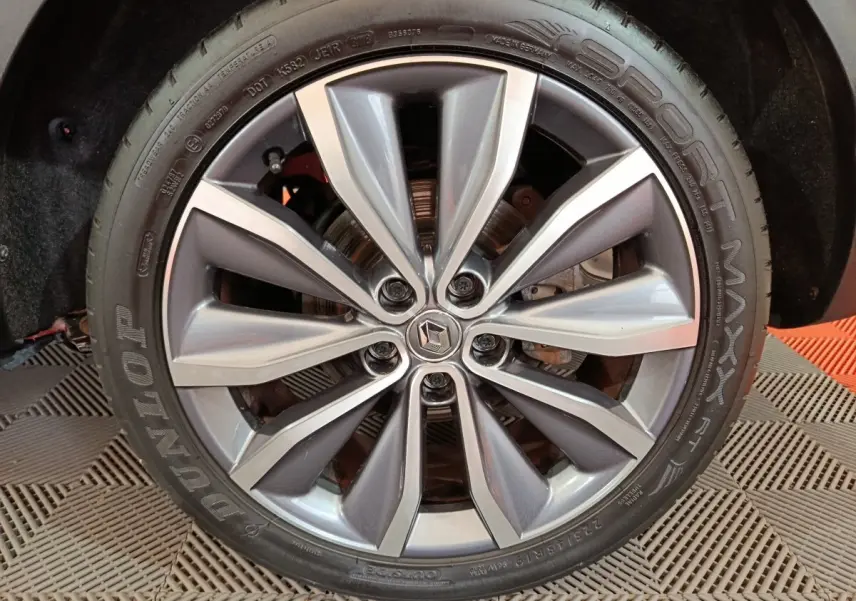 Gros plan sur la jante alliage argentée avec logo Renault du Renault Kadjar Intens rouge de 2017.