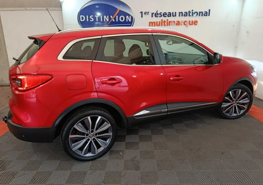 Renault Kadjar Intens rouge vue de profil côté gauche, avec jantes alliage et toit blanc contrasté.