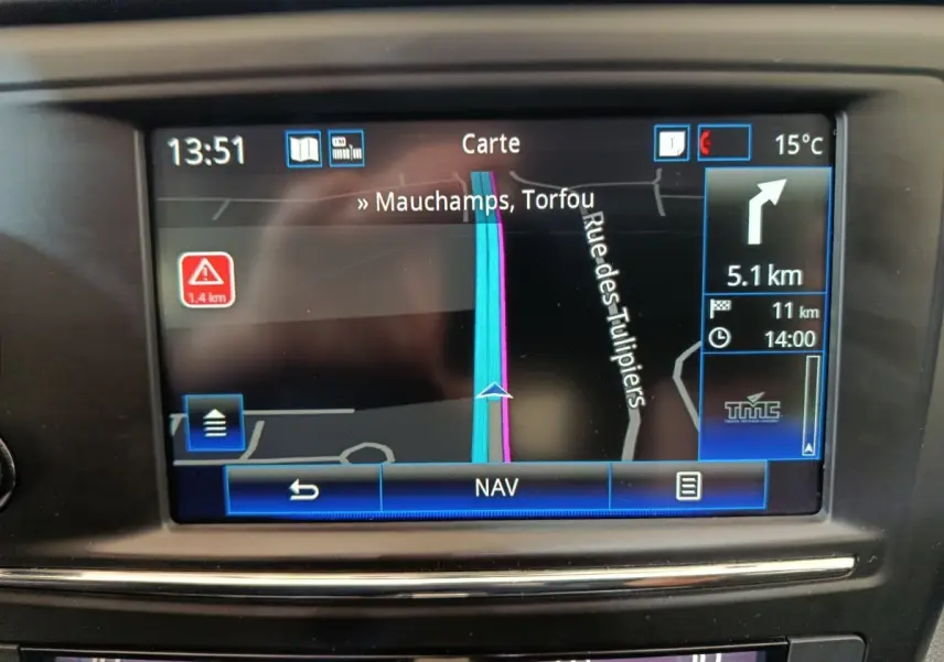 Écran tactile de navigation du Renault Kadjar Intens rouge, affichant un itinéraire vers Mauchamps, Torfou.