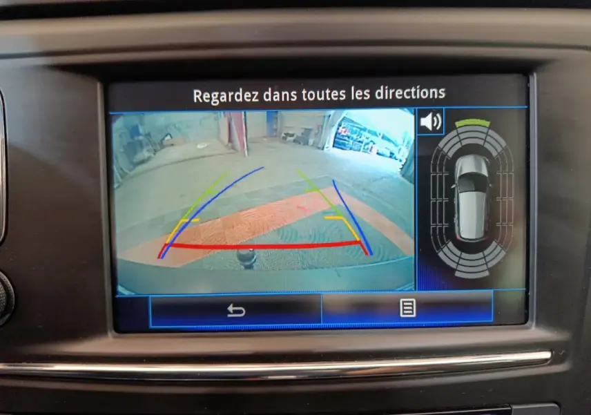 Écran tactile du système de recul du Renault Kadjar Intens rouge, affichant la caméra arrière et les capteurs de stationnement.