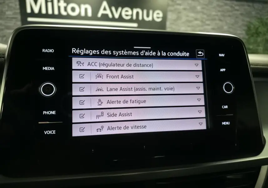 Écran tactile central du Volkswagen T-Roc Cabriolet 2024 affichant les réglages des aides à la conduite.