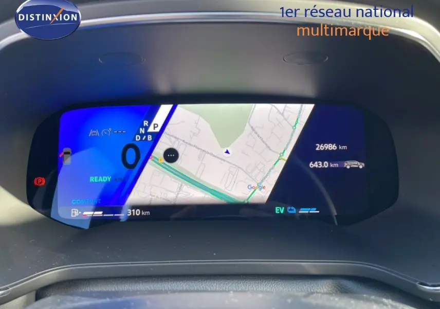 Affichage numérique du tableau de bord de la Renault Symbioz gris cassiopée, montrant la navigation et l'autonomie.