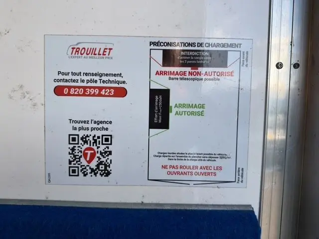 Étiquette de consignes de chargement sur la paroi intérieure blanche d’un Renault Master utilitaire 2023.