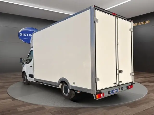 Vue 3/4 arrière droite d’un Renault Master blanc 2023 avec caisse fermée et portes arrière battantes.