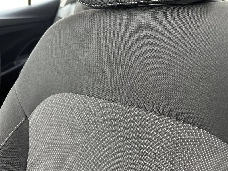Gros plan sur le tissu gris Kota Grey du siège avant d'une Skoda Fabia 2024, intérieur sobre et moderne.