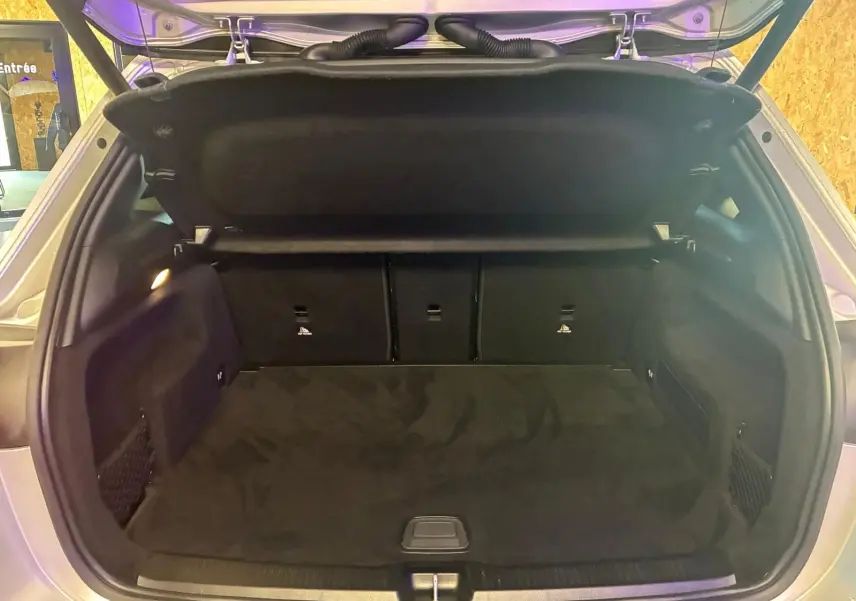 Coffre ouvert de la Mercedes Classe B 200D Progressive Line gris, vue arrière montrant l’espace de chargement vide.