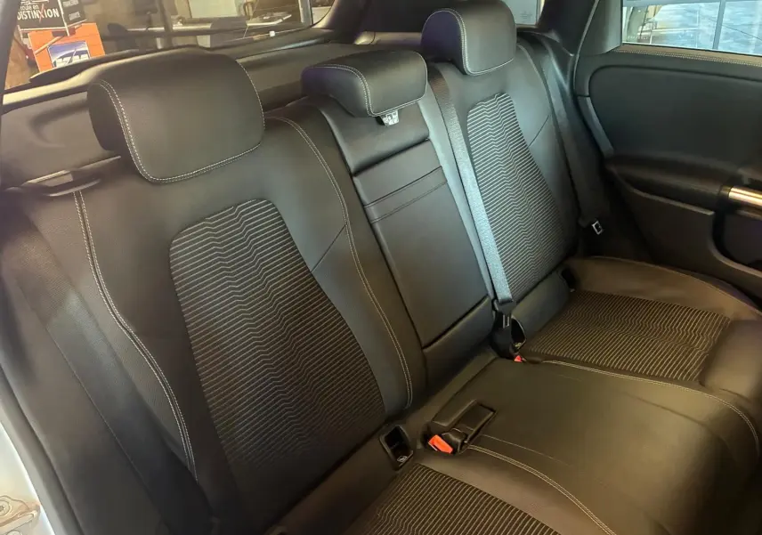 Vue intérieure des sièges arrière gris noir en tissu de la Mercedes Classe B 200D Progressive Line de 2019.