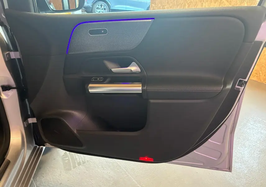 Vue intérieure de la porte avant gauche gris noir de la Mercedes Classe B 200D Progressive Line 2019.