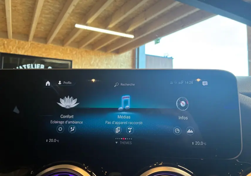 Écran tactile central de la Mercedes Classe B 200D Progressive Line 2019, affichant les options médias et confort.
