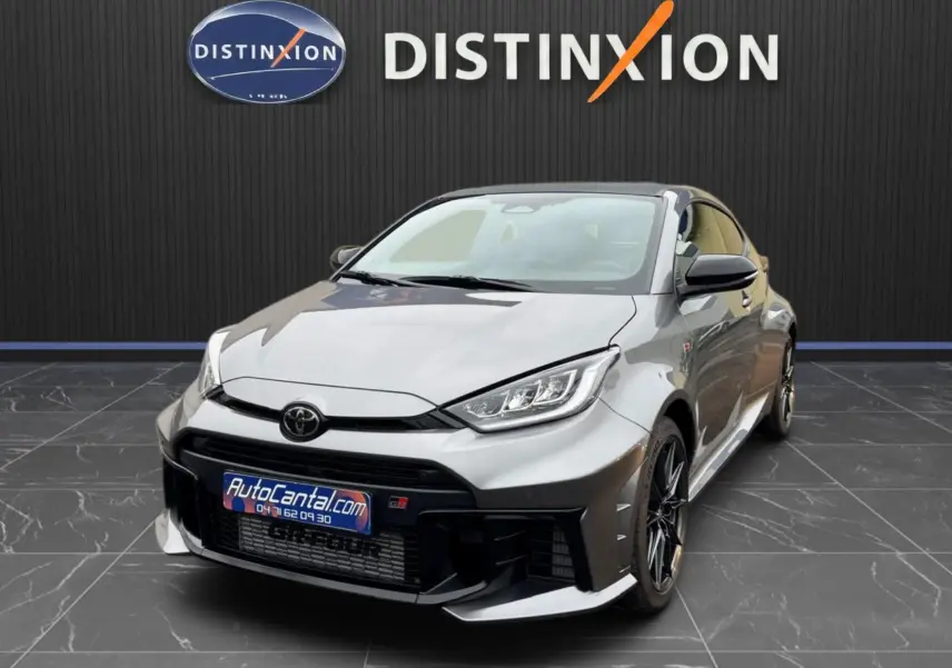 Toyota Yaris GR Pack Techno gris platine vue 3/4 avant avec jantes BBS forgées et toit carbone visible.