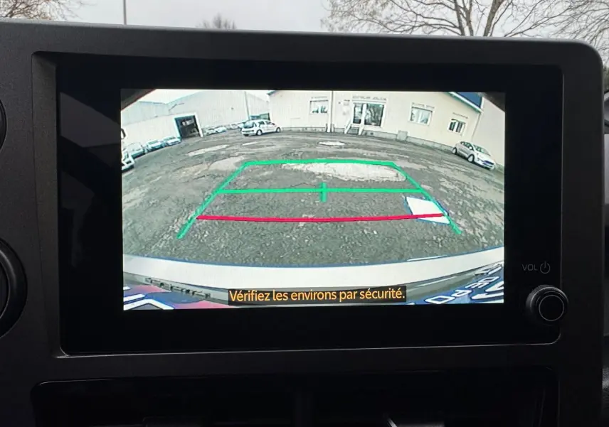 Affichage caméra de recul de la Toyota Yaris GR Pack Techno, vue arrière avec lignes de guidage colorées sur écran intérieur.