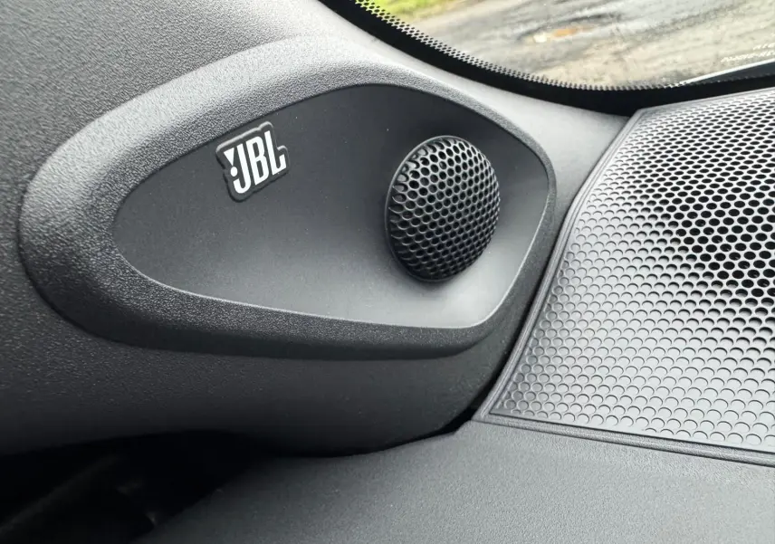 Gros plan sur l'enceinte JBL intégrée dans l'habitacle de la Toyota Yaris GR Pack Techno, finition noire.