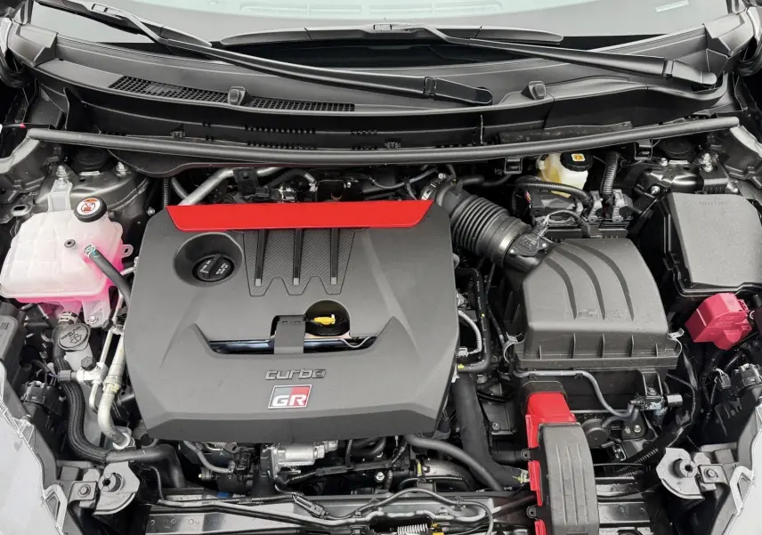 Vue plongeante sur le moteur turbo gris et noir avec logo GR rouge de la Toyota Yaris GR Pack Techno.