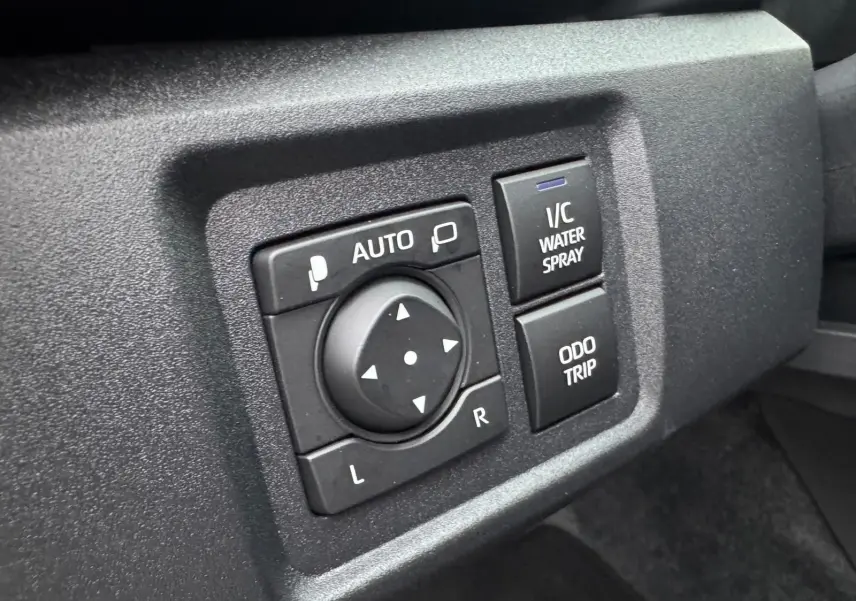 Détail des commandes de réglage des rétroviseurs et fonctions du tableau de bord d'une Toyota Yaris GR Pack Techno.