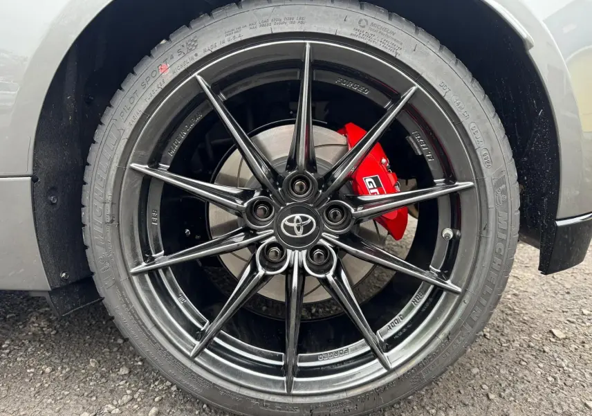 Gros plan sur la jante BBS forgée noire et l’étrier de frein rouge GR d’une Toyota Yaris Gris Platine.