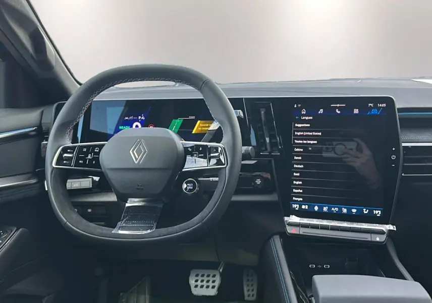 Vue intérieure frontale du tableau de bord et volant noir du Renault Austral 2026 avec écran tactile vertical et finitions carbone.