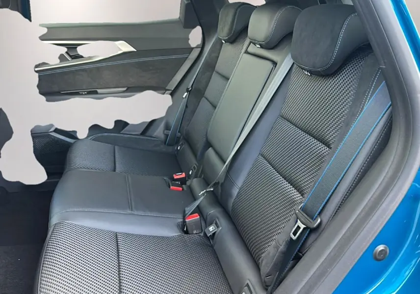 Vue latérale droite de la banquette arrière en tissu carbone et alcantara avec surpiqûres bleues du Renault Austral bleu outremer.