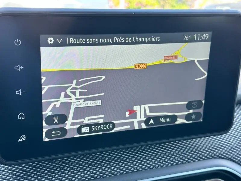 Écran tactile du système de navigation de la Dacia Sandero 2025 affichant une carte routière détaillée.