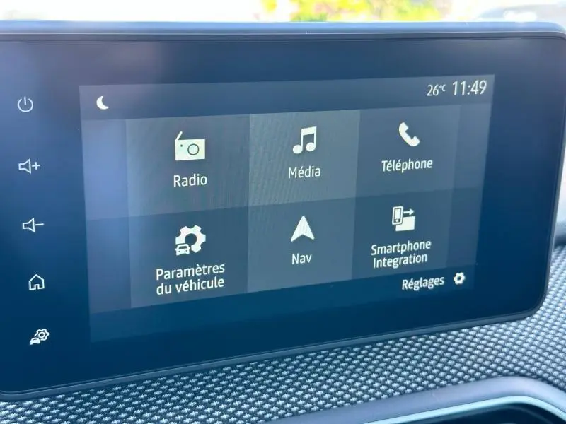 Écran tactile central de la Dacia Sandero 2025 affichant les options radio, média, téléphone et navigation.