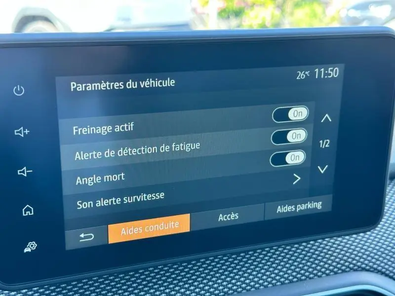 Écran tactile du tableau de bord de la Dacia Sandero 2025 affichant les paramètres d’aides à la conduite.