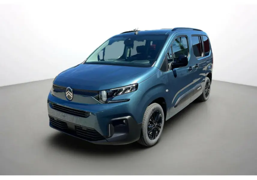Citroën Berlingo bleu métallisé vu en 3/4 avant droit, avec jantes alliage noires et calandre moderne.