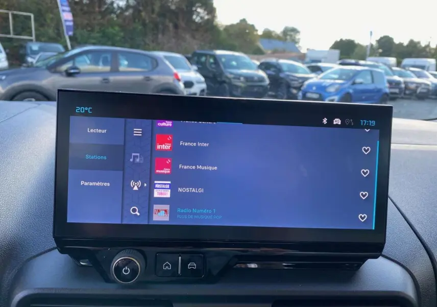 Écran tactile 10 pouces affichant les stations radio dans l'habitacle d'un Citroën Berlingo bleu 2025.