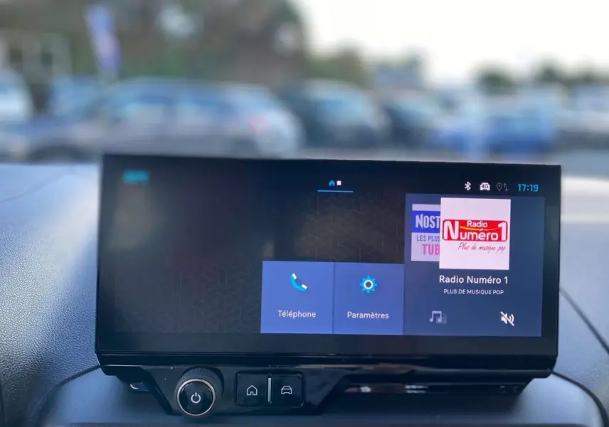 Écran tactile 10 pouces du tableau de bord du Citroën Berlingo 2025 affichant la radio numérique et les options téléphone et paramètres.