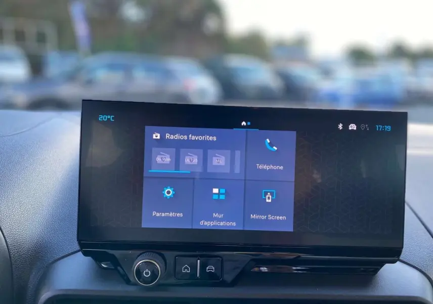 Écran tactile central 10 pouces du Citroën Berlingo bleu 2025 affichant menu radio et Mirror Screen.