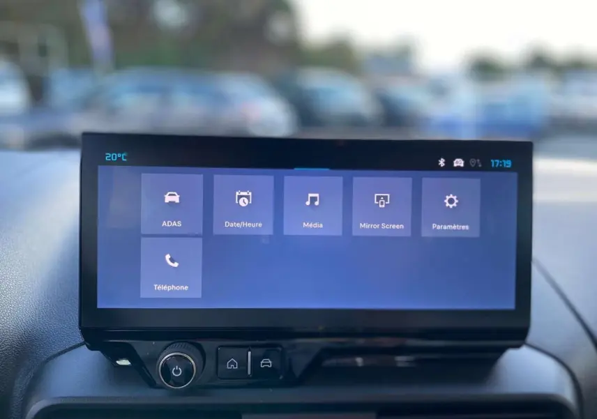 Écran tactile 10 pouces du tableau de bord du Citroën Berlingo 2025, affichant les menus multimédia et paramètres.