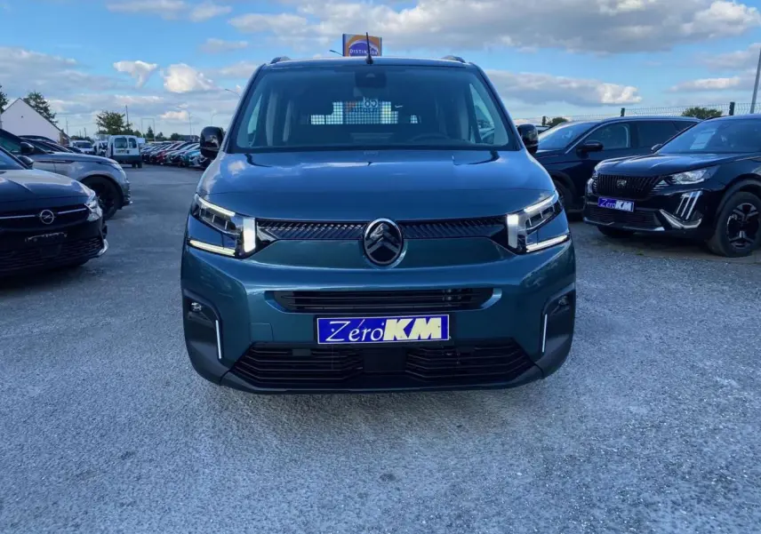 Vue avant d'un Citroën Berlingo bleu métallisé 2025 avec calandre moderne et plaque Zero KM visible.
