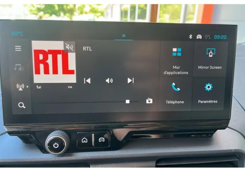 Écran tactile 10 pouces du tableau de bord du Citroën Berlingo 2025 affichant la radio RTL et les options connectées.