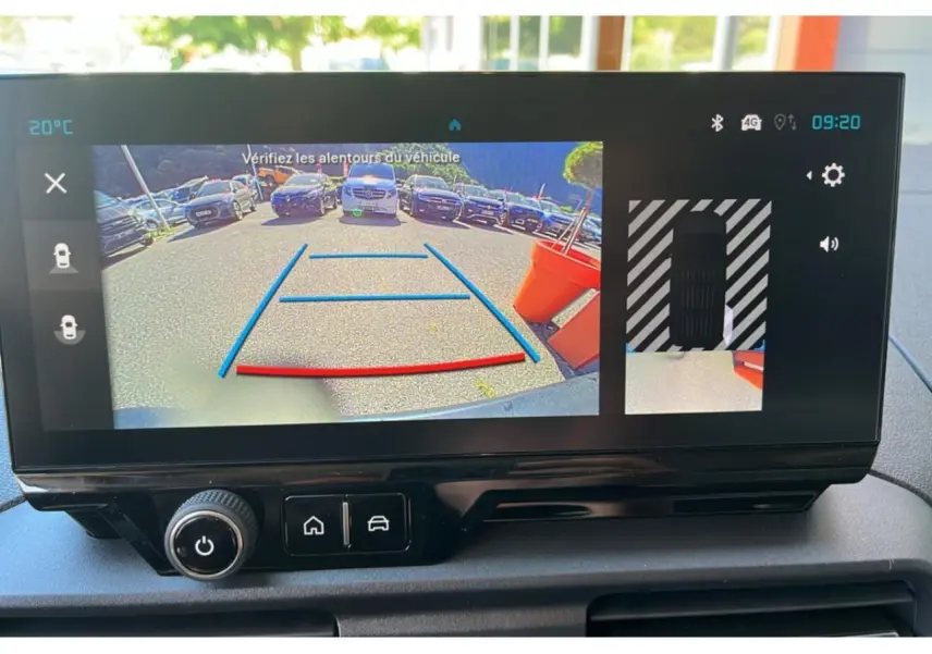 Écran tactile du Citroën Berlingo 2025 montrant la caméra de recul avec lignes de guidage en bleu et rouge.