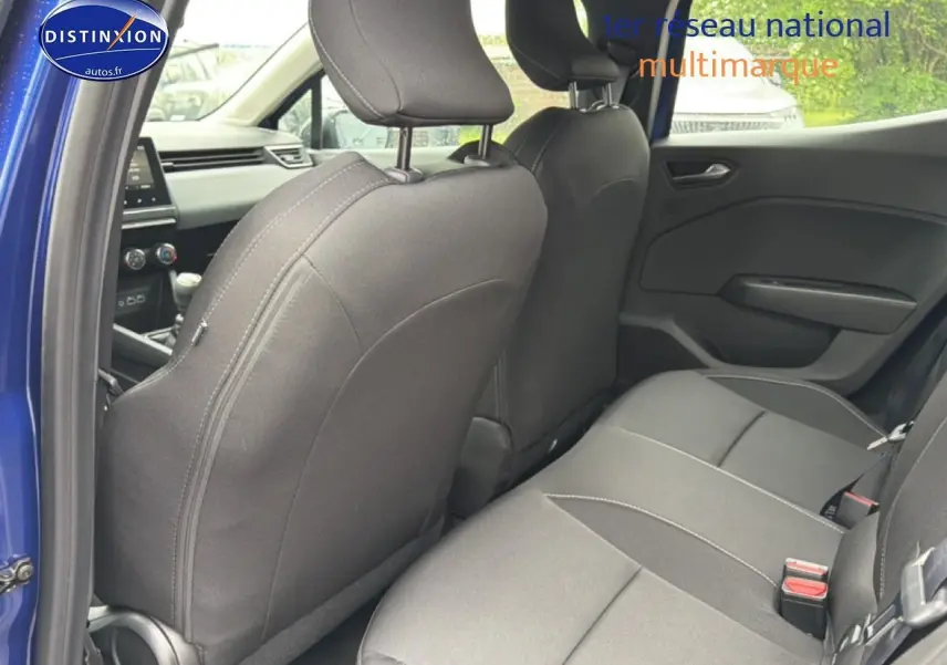 Vue intérieure arrière côté gauche de la Renault Clio V Bleu Iron, montrant les sièges arrière et l'avant du véhicule.